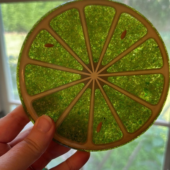 Wondermold resin and crushed glass fruit slide trivet hot plate set - Picture 9 of 14